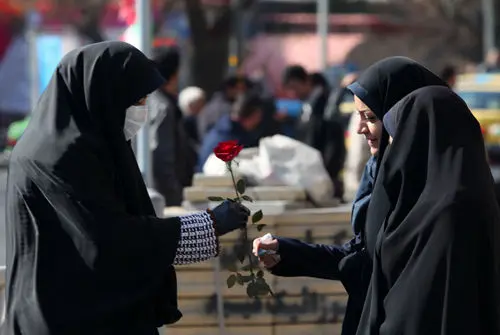 (تصاویر) اهدای گل به زنان چادری