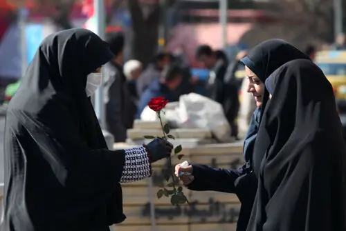 (تصاویر) اهدای گل به زنان چادری