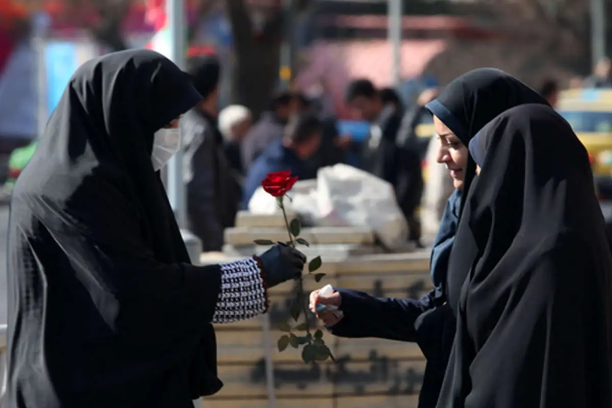 (تصاویر) اهدای گل به زنان چادری