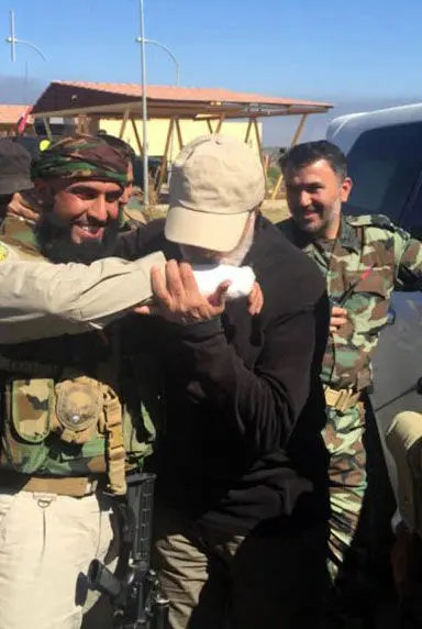 (تصاویر) بوسۀ فرمانده حشد شعبی به دست «ابوعزرائیل»