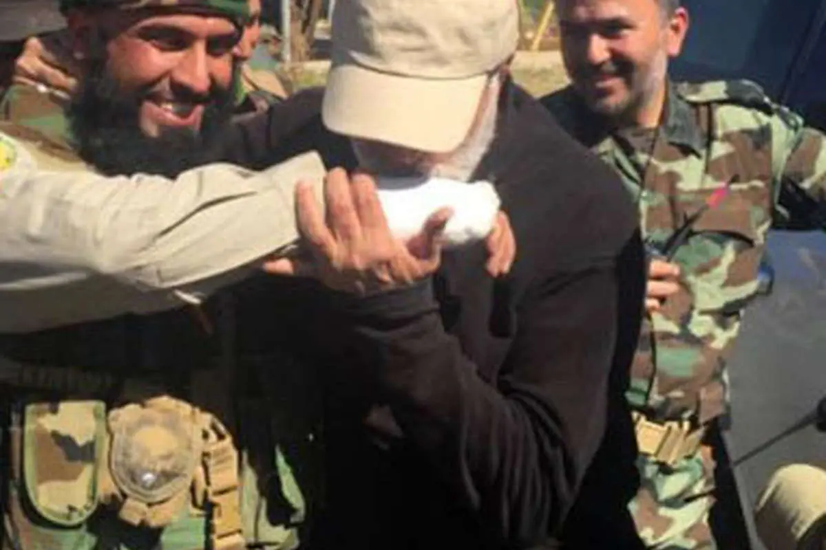 (تصاویر) بوسۀ فرمانده حشد شعبی به دست «ابوعزرائیل»