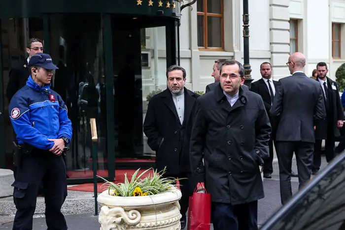 (تصاویر) بازگشت ظریف به تهران