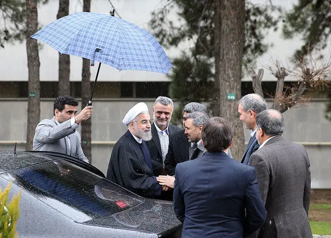 (تصاویر) کشت نهال توسط روحانی