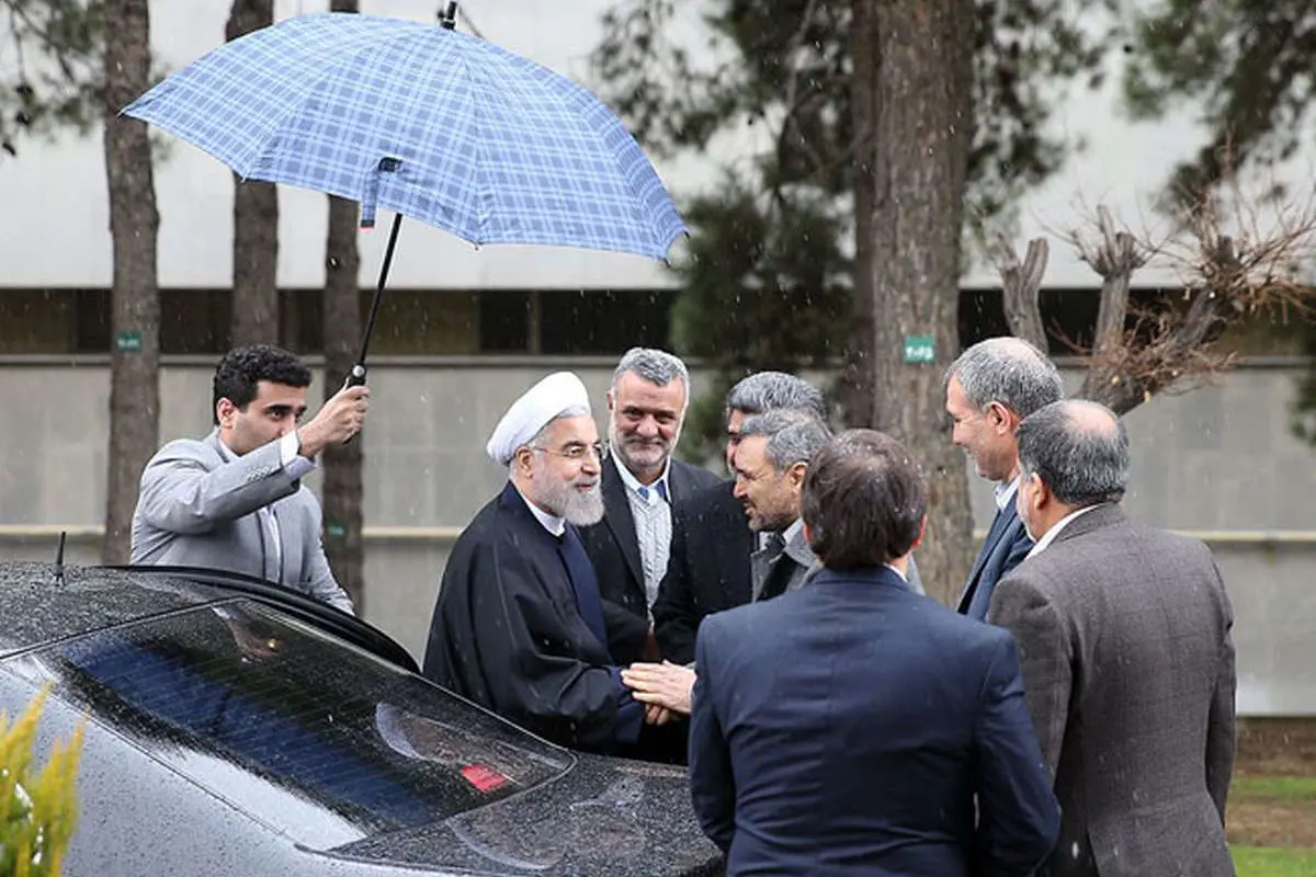 (تصاویر) کشت نهال توسط روحانی