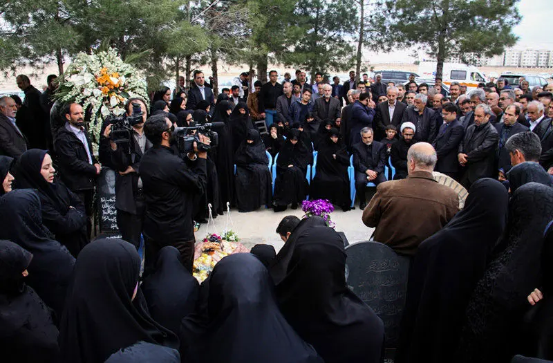 (تصاویر) هفتمین روز درگذشت مادر روحانی در سرخه
