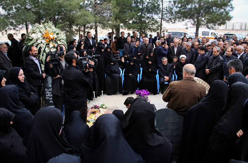 (تصاویر) هفتمین روز درگذشت مادر روحانی در سرخه