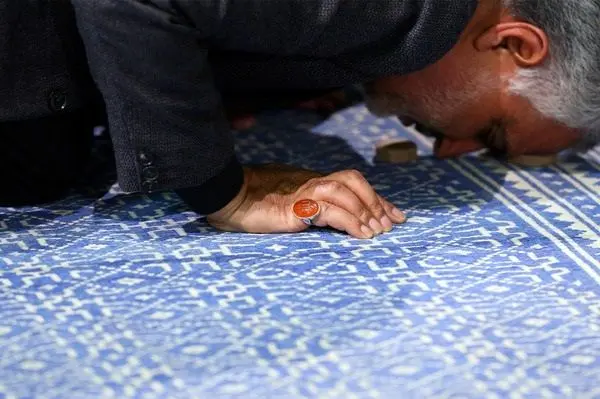 (تصاویر) سردار سلیمانی در حسینیه امام (ره)