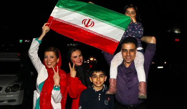 شادی مردم در خیابان‌ها، تشییع همسر آیت‌الله خاتمی، بازگشت مسافران، شادی پس از زدن...