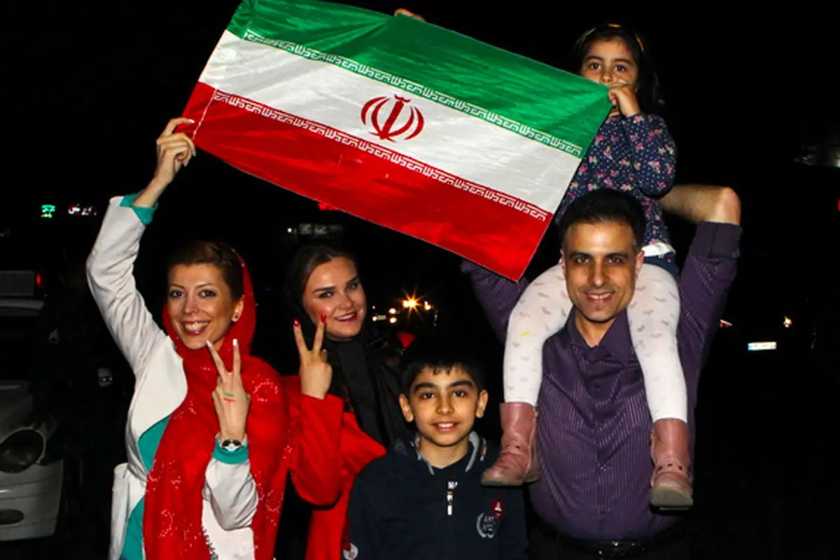 شادی مردم در خیابانها، تشییع همسر آیتالله خاتمی، بازگشت مسافران، شادی پس از زدن...