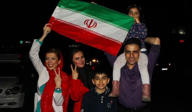 شادی مردم در خیابان‌ها، تشییع همسر آیت‌الله خاتمی، بازگشت مسافران، شادی پس از زدن...