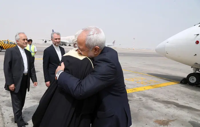 (تصویر) ظریف سوار بر خودروی "بن‌علوی"