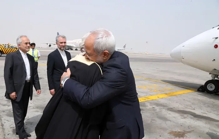 (تصویر) ظریف سوار بر خودروی "بن‌علوی"
