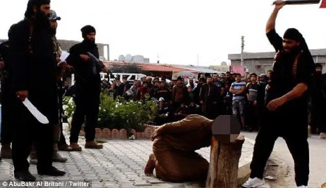 (تصاویر) داعش مردی را به اتهام جادوگری گردن زد