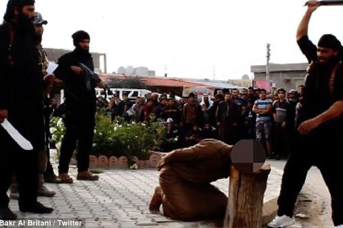 (تصاویر) داعش مردی را به اتهام جادوگری گردن زد