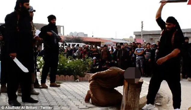 (تصاویر) داعش مردی را به اتهام جادوگری گردن زد