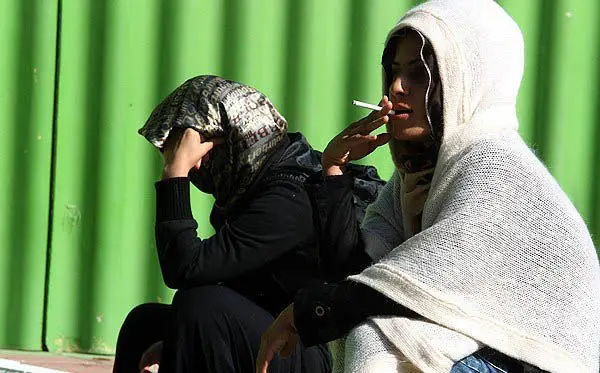 چرا زنان شیشه، ماری‌جوانا و گُل می‌کشند؟