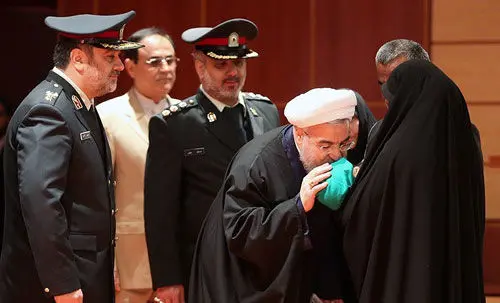 (تصویر) بوسه روحانی بر پیشانی نوزاد شهید دانایی‌فر