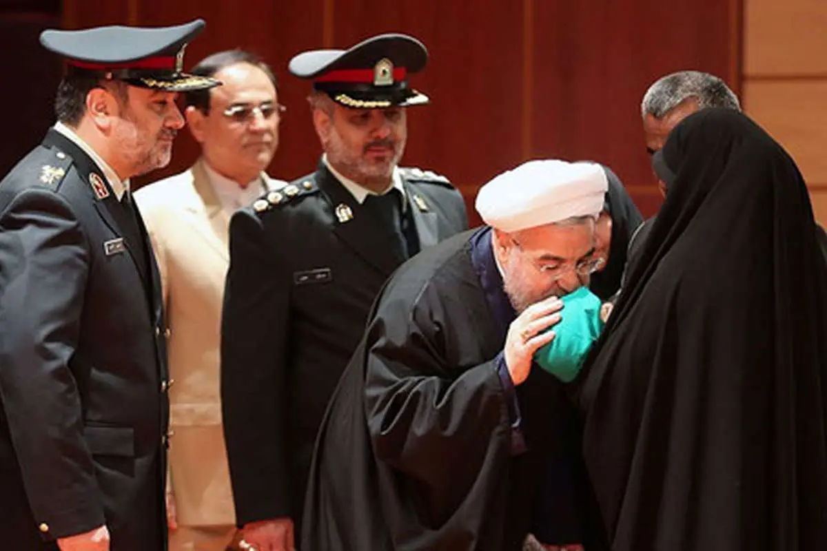 (تصویر) بوسه روحانی بر پیشانی نوزاد شهید داناییفر