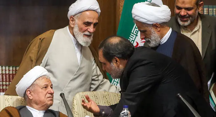 درگیری لفظی حسینیان و وزیر در مجلس، کیارستمی در افتتاحیه جشنواره، شعار «انرژِی هسته‌ای واس ماس»، بهار و ...