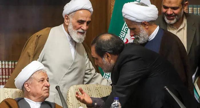 درگیری لفظی حسینیان و وزیر در مجلس، کیارستمی در افتتاحیه جشنواره، شعار «انرژِی هسته‌ای واس ماس»، بهار و ...