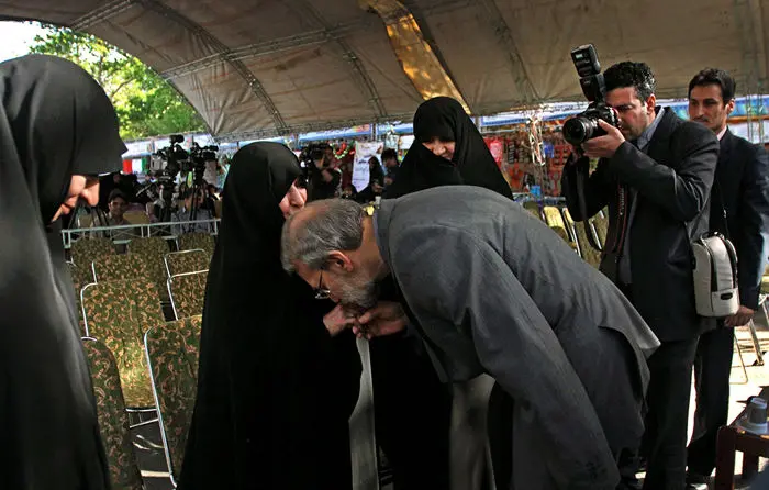 (تصویر) بوسه لاریجانی به دست همسر شهید مطهری