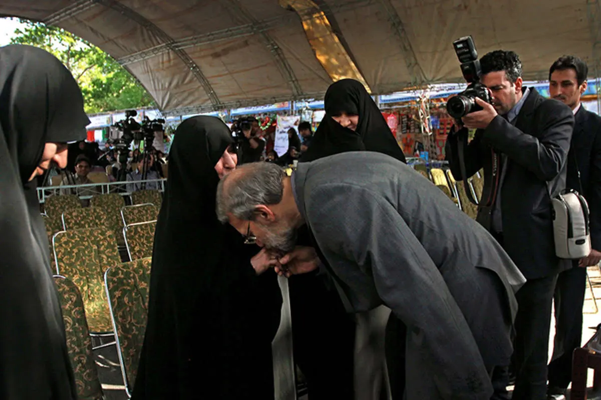 (تصویر) بوسه لاریجانی به دست همسر شهید مطهری