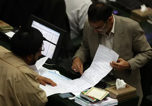 (تصویر) جمع‌آوری امضا در مجلس برای "فکت‌شیت"
