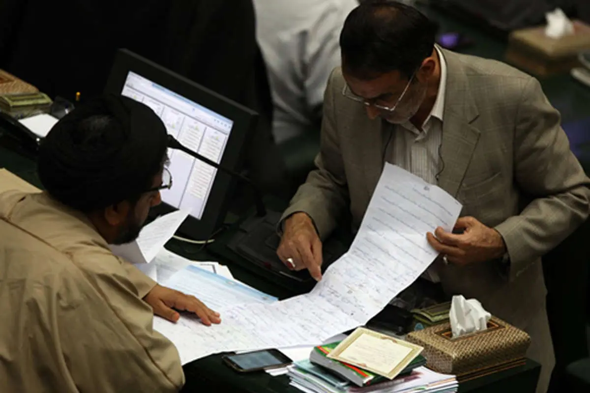 (تصویر) جمعآوری امضا در مجلس برای "فکتشیت"