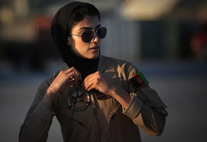 (تصاویر) اولین خلبان زن در افغانستان