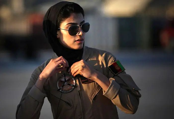 (تصاویر) اولین خلبان زن در افغانستان