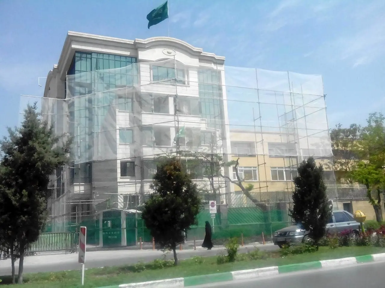 (تصویر) حصار بندی کنسولگری عربستان در مشهد!