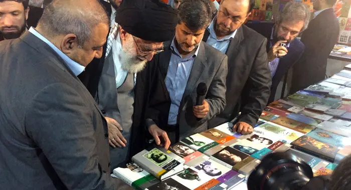 بازدید مقام معظم رهبری از نمایشگاه کتاب، گریه برای دوست، عیادت مسؤولان از صالحی،...