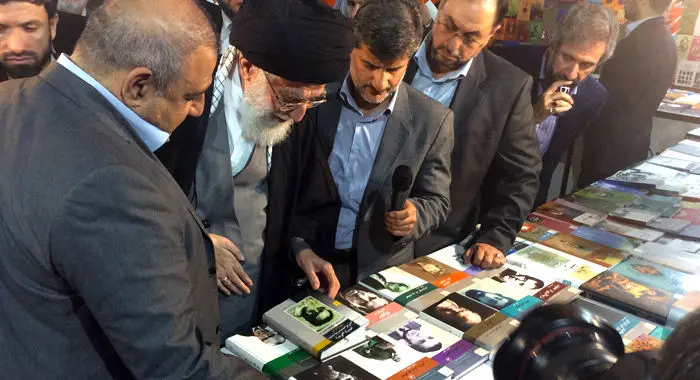 بازدید مقام معظم رهبری از نمایشگاه کتاب، گریه برای دوست، عیادت مسؤولان از صالحی،...