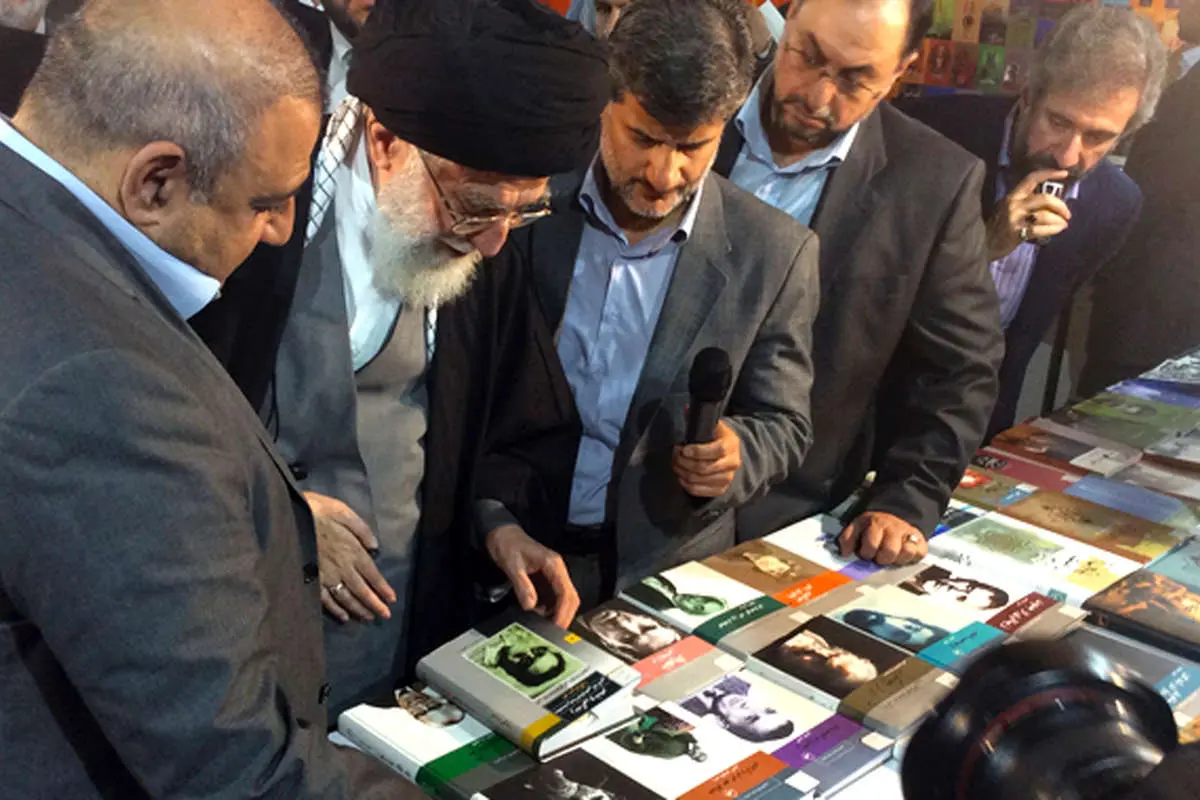 بازدید مقام معظم رهبری از نمایشگاه کتاب، گریه برای دوست، عیادت مسؤولان از صالحی،...