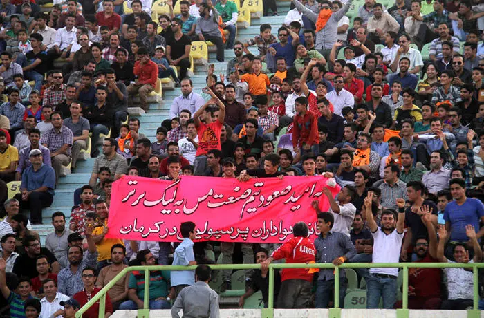 (تصاویر) جنجال در ورزشگاه باهنر کرمان