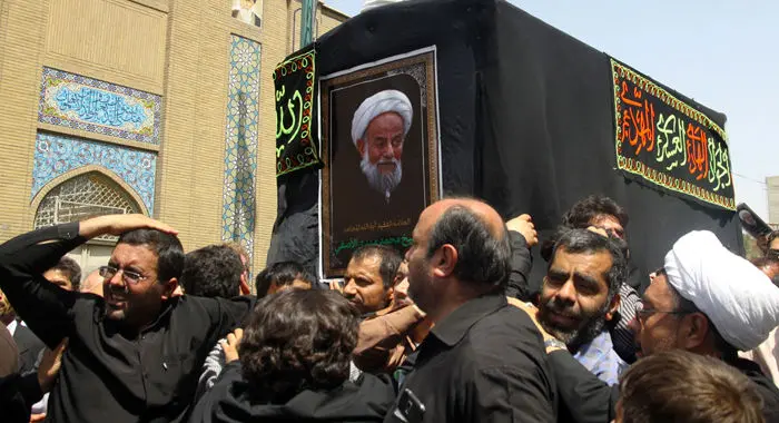 تشییع پیکر آیت‌الله؛ کفن‌پوشان در راهپیمایی، تفریح تهرانی‌ها، روز محیط زیست، شوخی...