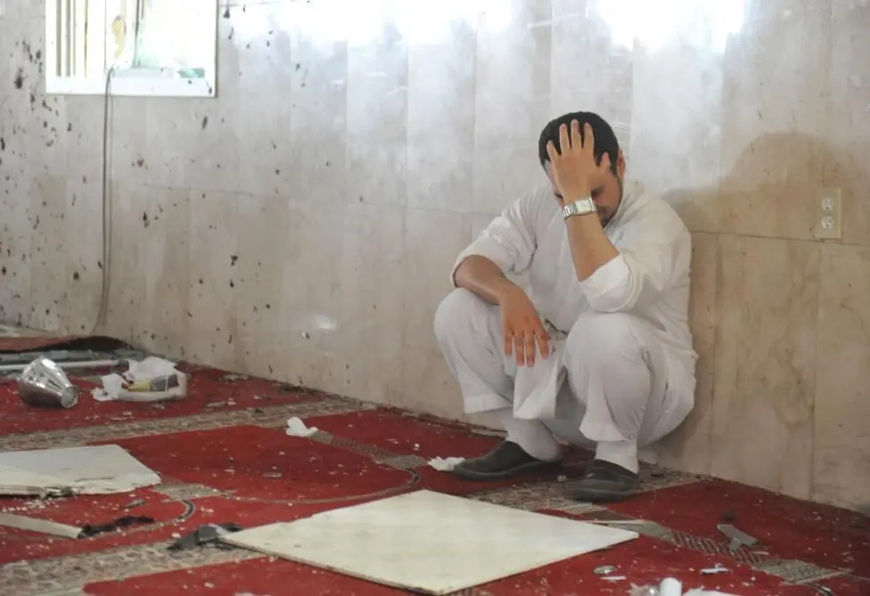 (تصاویر) حمله به مسجد شیعیان در عربستان