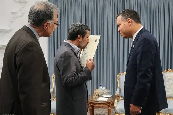 (تصویر) بوسه عجیب احمدی‌نژاد