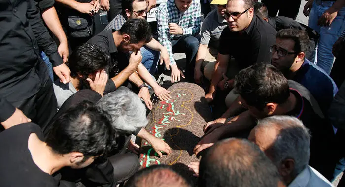 تشییع خبرنگار، فوتبال ستارگان، سارقان زنان در مشهد، افطار، سفیر سازمان ملل در کمپ،...