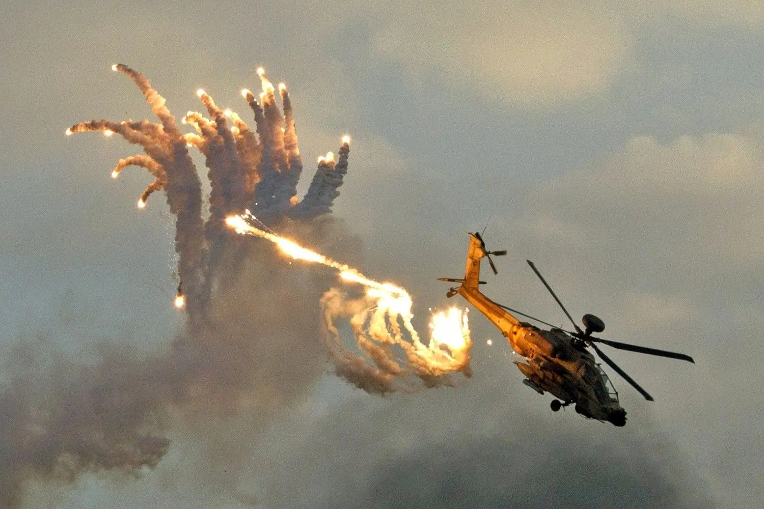 سپاه: پرنده دشمن که برای نجات خلبان آمریکایی آمده بود، سرنگون شد 