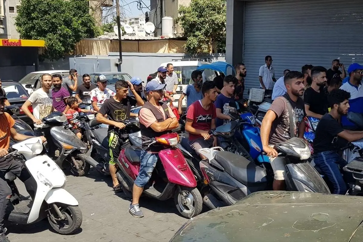 (تصاویر) صف طولانی نان و بنزین در لبنان