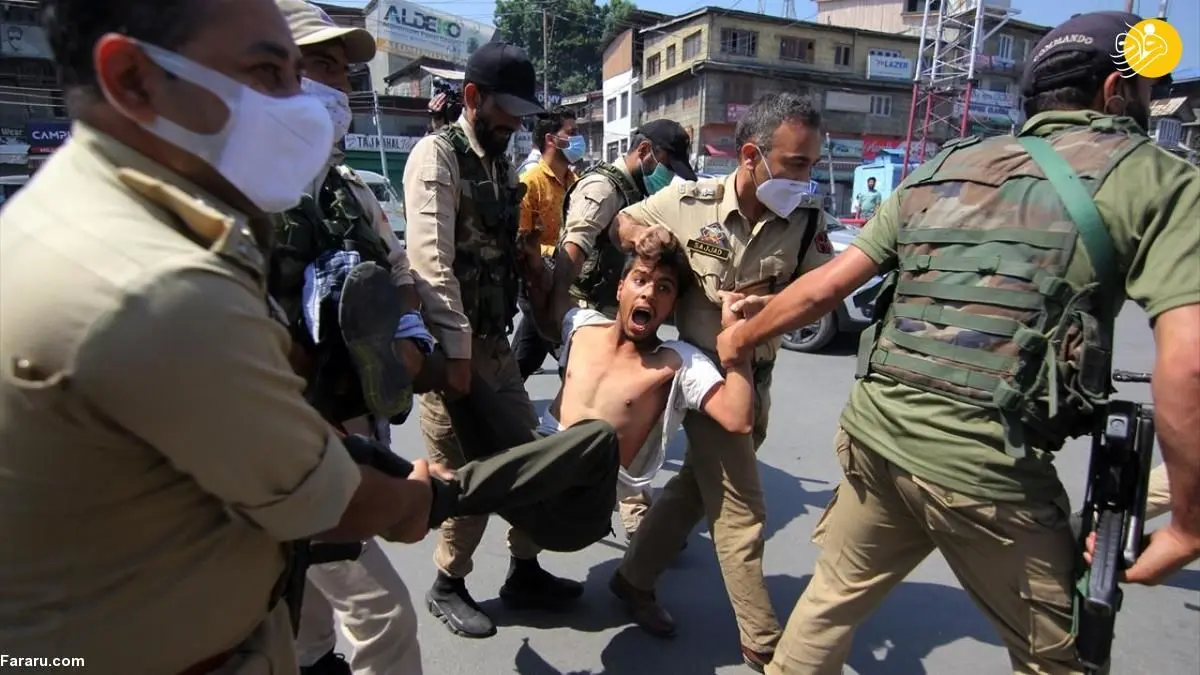 (تصاویر) حمله پلیس به عزاداران حسینی در کشمیر