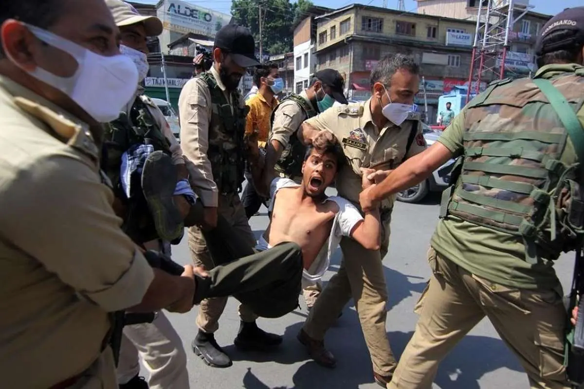 (تصاویر) حمله پلیس به عزاداران حسینی در کشمیر