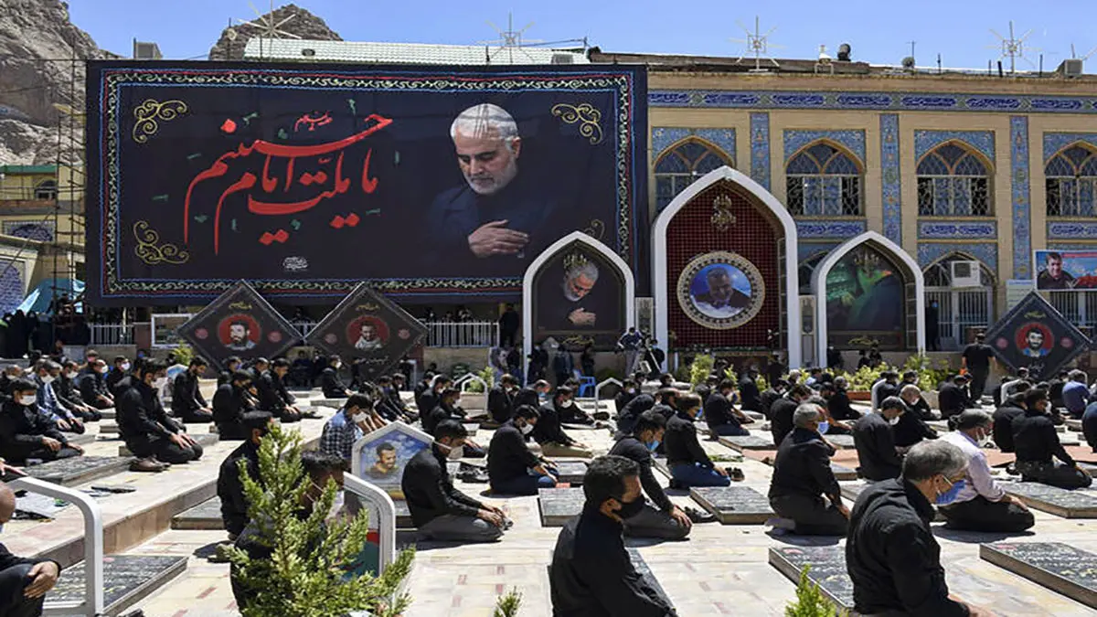 اقامه نماز ظهر عاشورا در فضای باز منطبق با شرایط کرونایی
