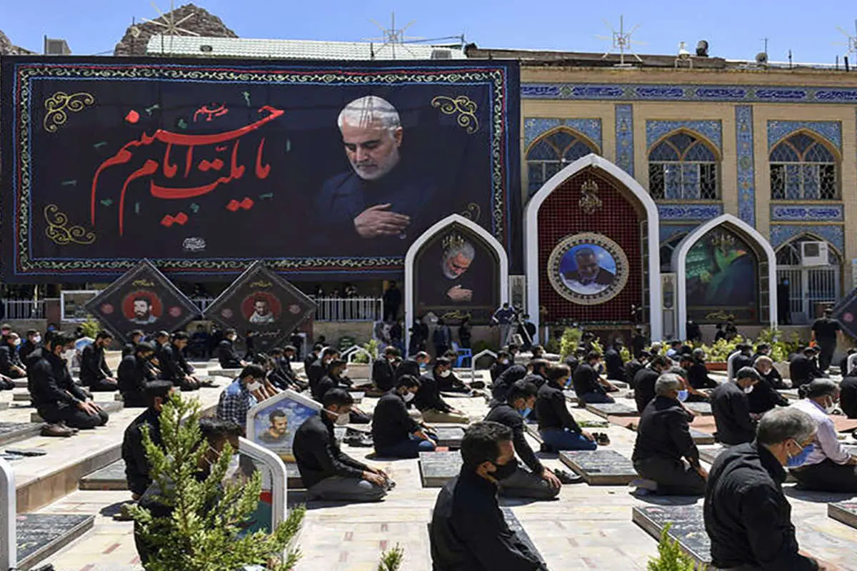 اقامه نماز ظهر عاشورا در فضای باز منطبق با شرایط کرونایی