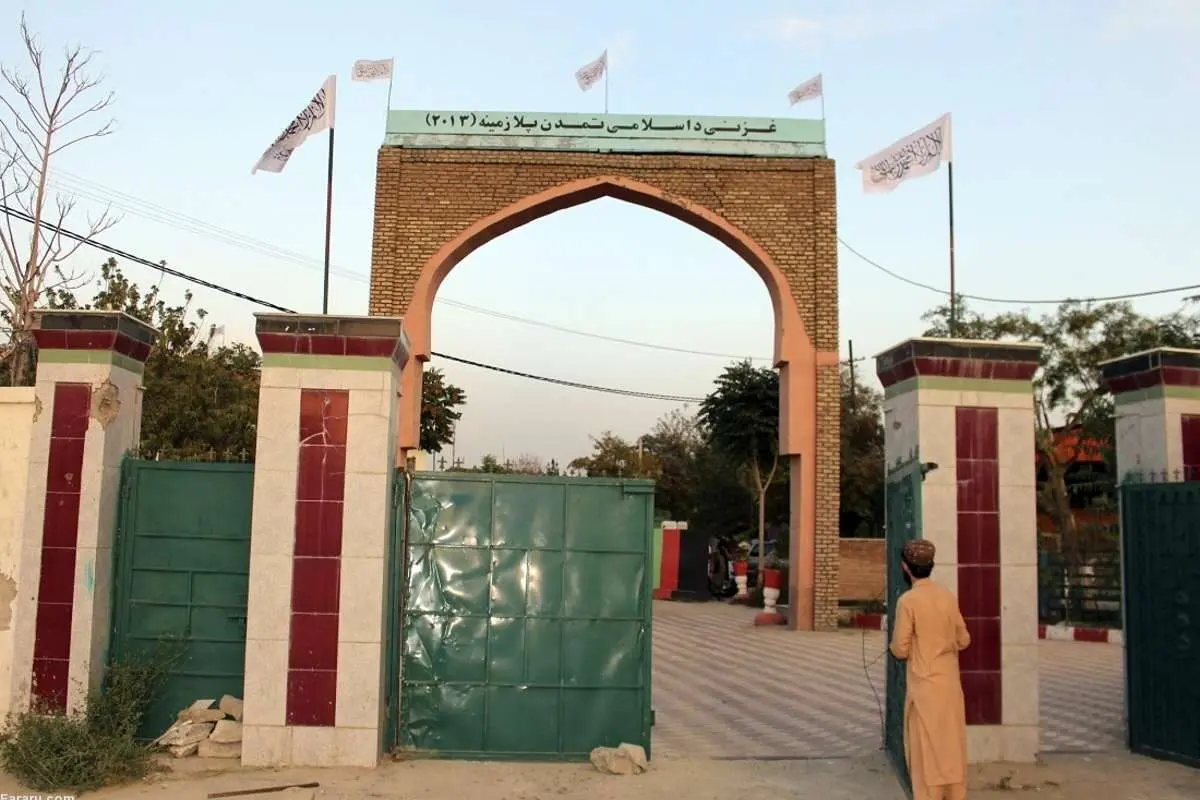 (ویدئو) طالبان دروازه تاریخی غزنی را تخریب کرد