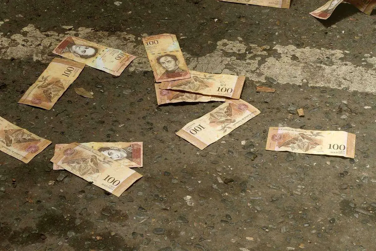ونزوئلا ۶ صفر دیگر از پول ملی خود حذف میکند