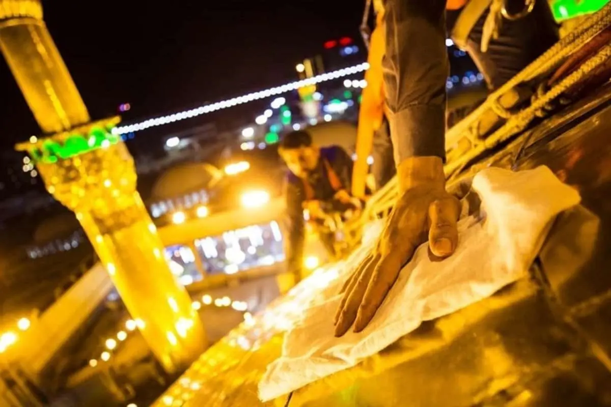 (تصاویر) شستشوی گنبد حرم امام حسین(ع)