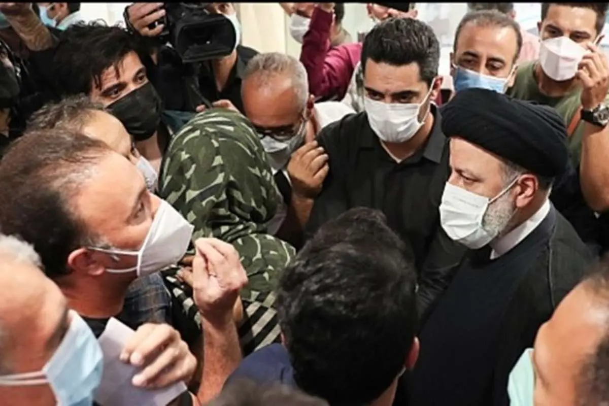 (ویدئو) بازدید رئیسی از داروخانه ۲۹ فروردین