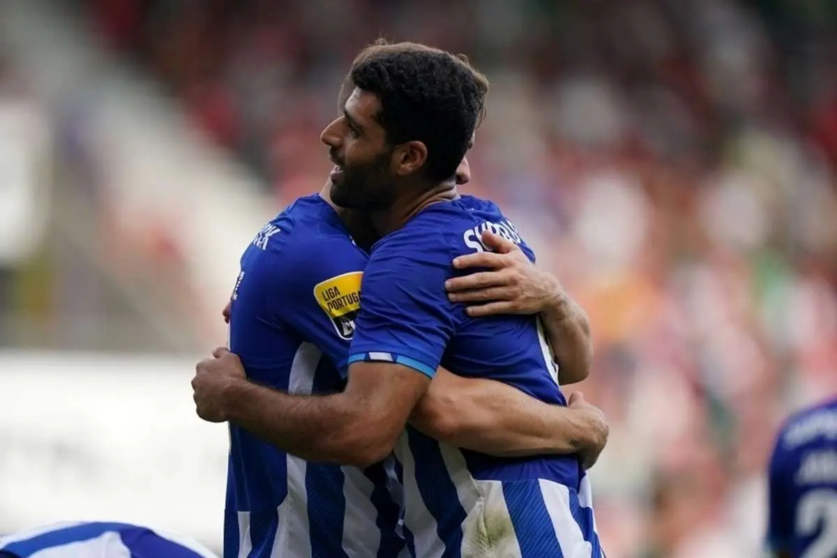 (فیلم) مهدی طارمی پیراهنش را به دختر طرفدار پورتو اهدا کرد